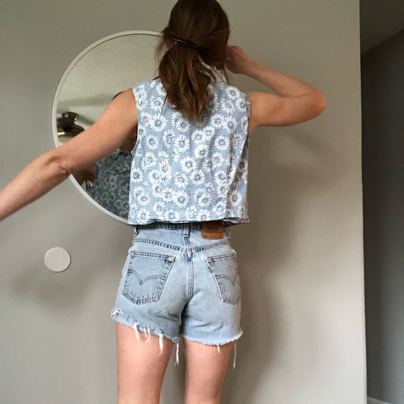 Vintage Tops - Sweet vintage 90’s button down daisy tank